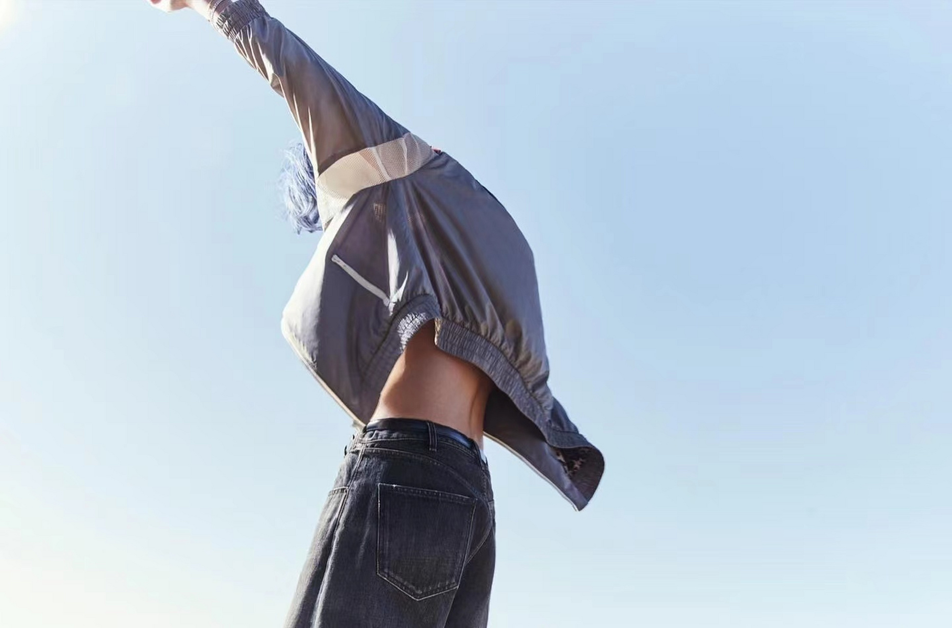 只一个背影照就获赞将近1900万,金泰亨不愧是韩国音乐圈的顶流男星!