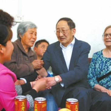 1999 年,杨澜采访华裔诺贝尔物理奖获得者崔琦时,他的回答让人出乎