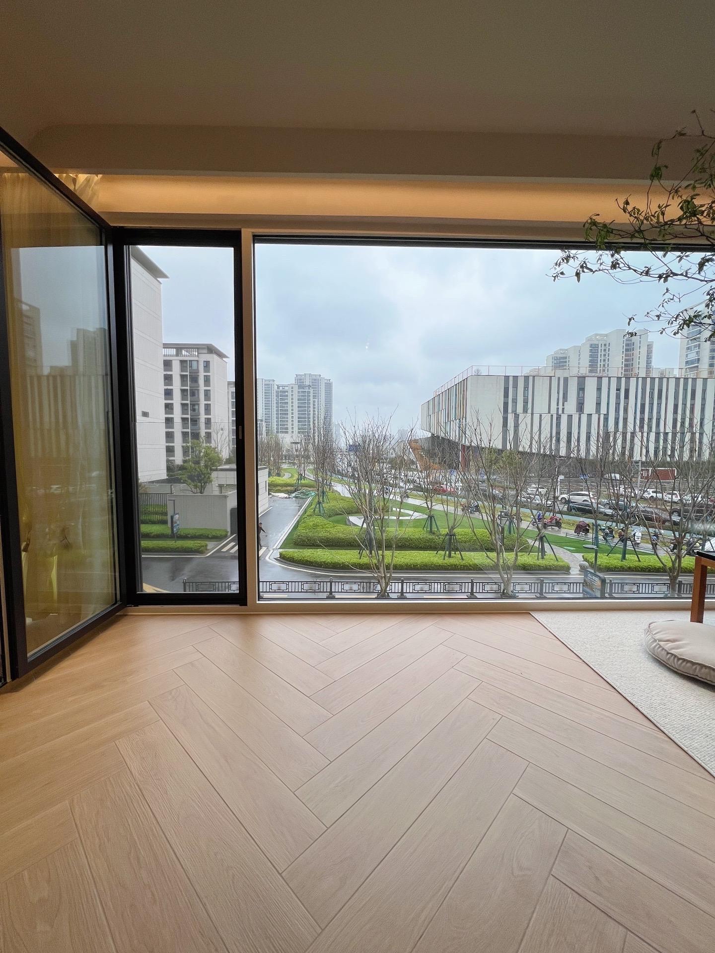 分享入住九个月开扇型门窗使用体验 很多朋友都是因为落地窗关注我们