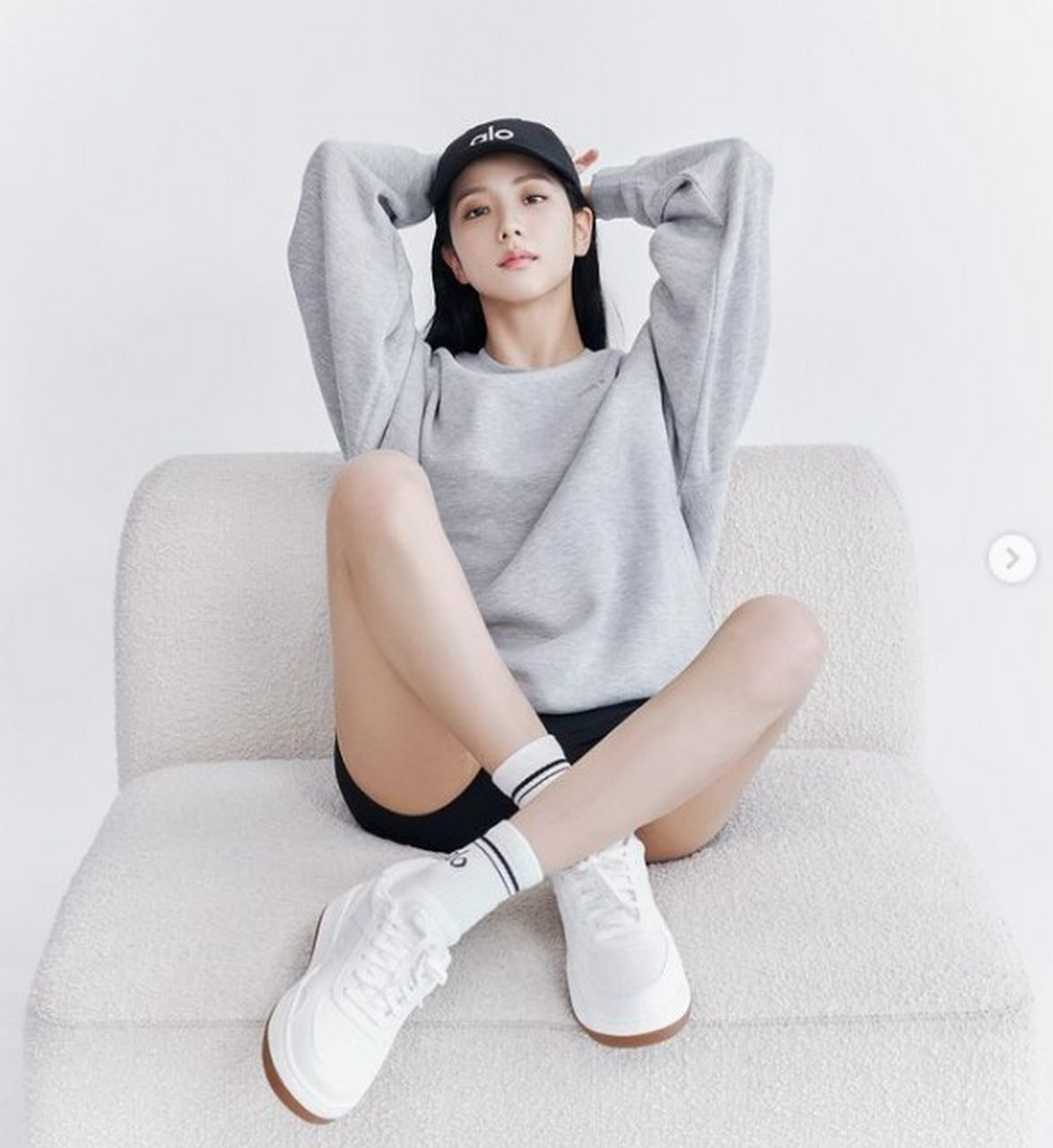 blackpink成员jennie,lisa,rosé和jisoo在宣布不续签个人契约后,各自