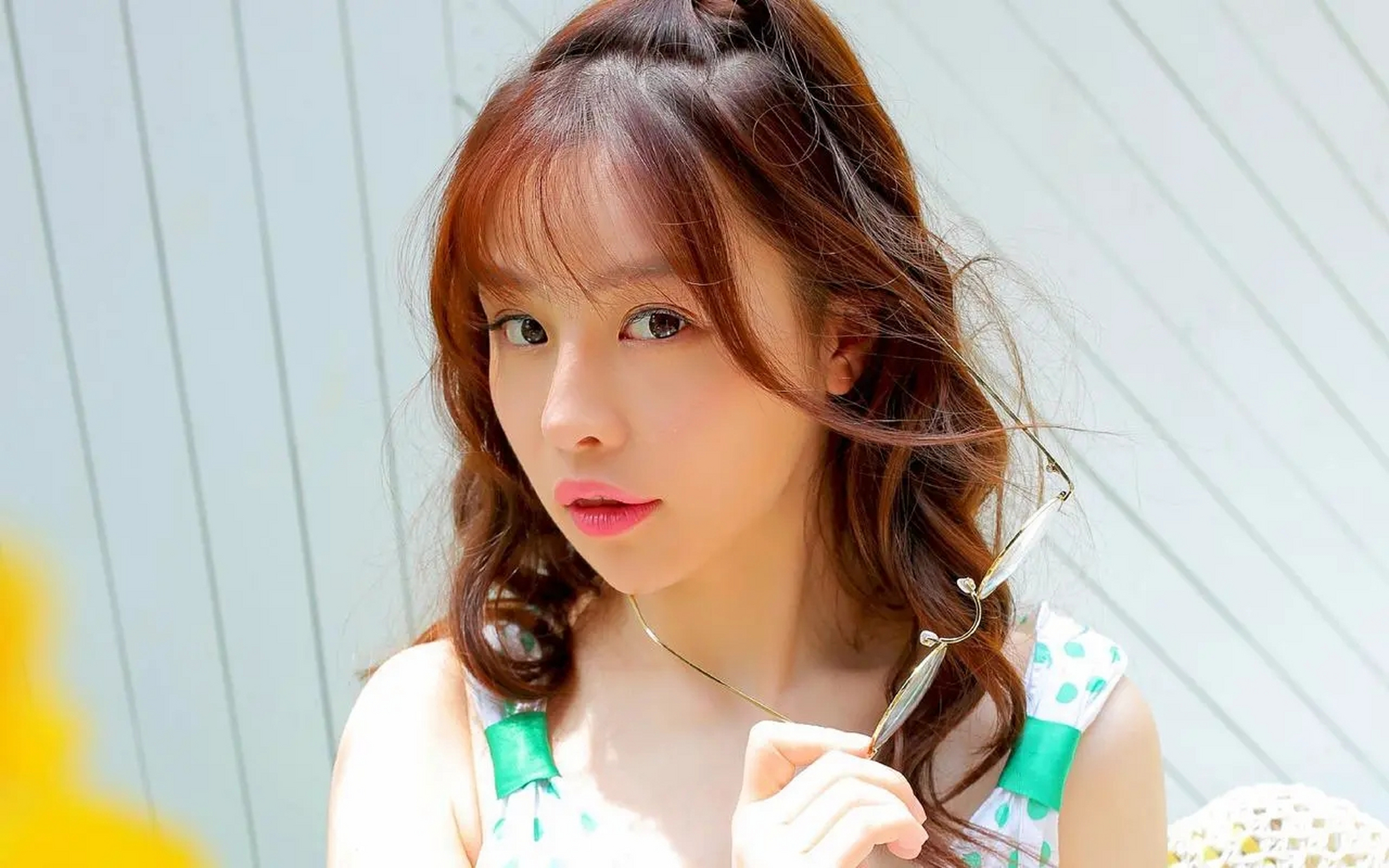 属鼠的人财运旺盛,需合理规划财务;属牛的人事业运佳,需保持谦虚低调