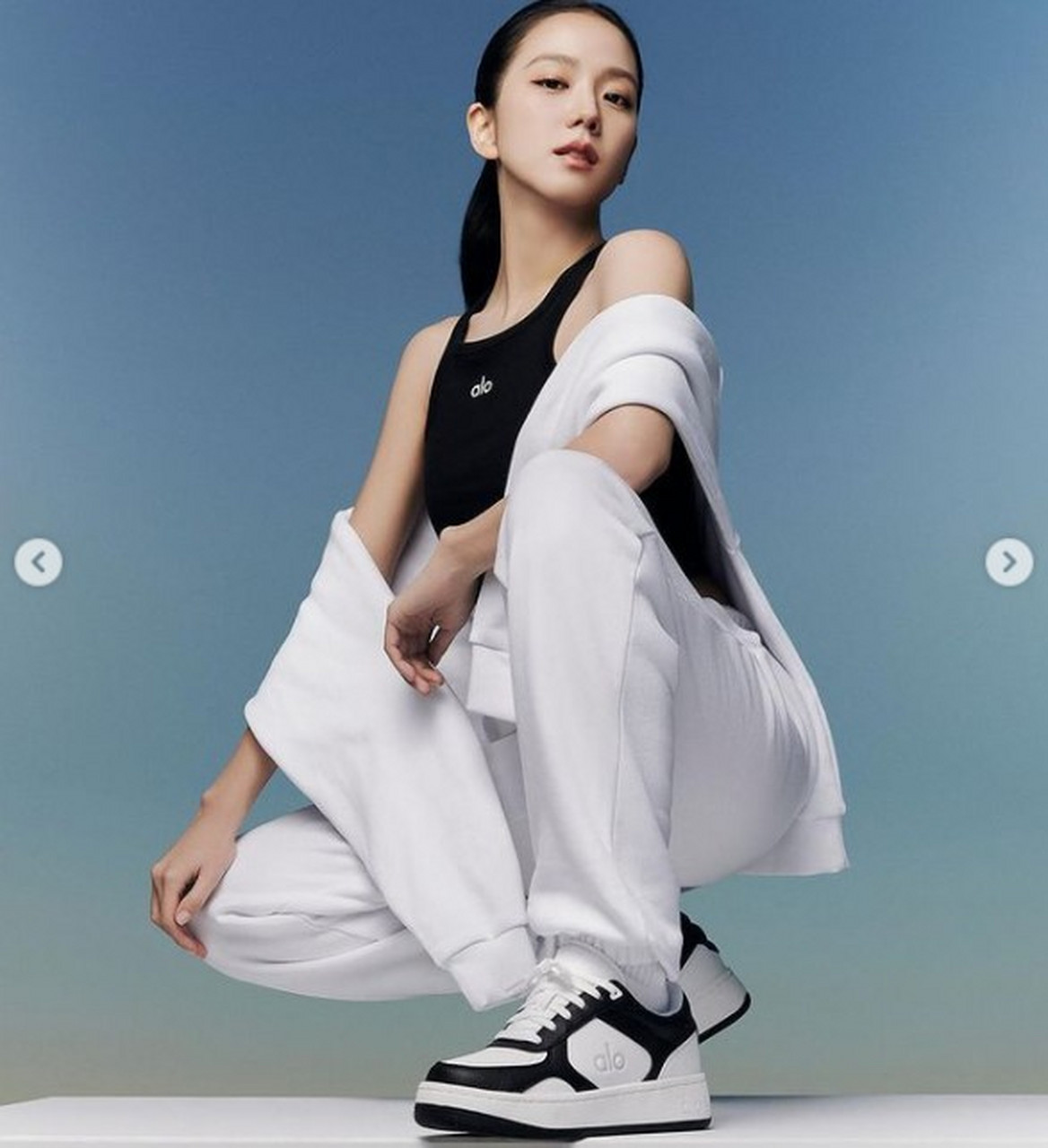 blackpink成员jennie,lisa,rosé和jisoo在宣布不续签个人契约后,各自