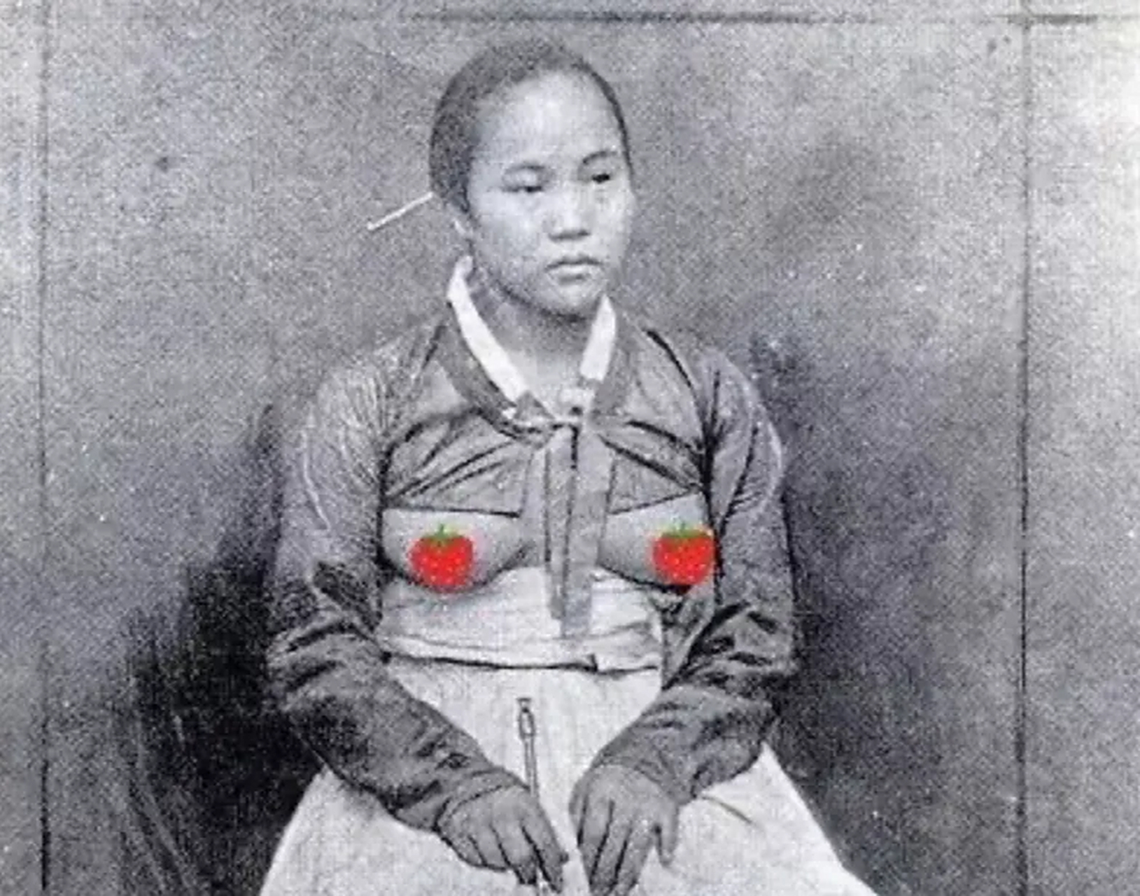 02在19世纪以前,朝鲜半岛的哺乳期妇女,流行穿一种露出乳房的上衣