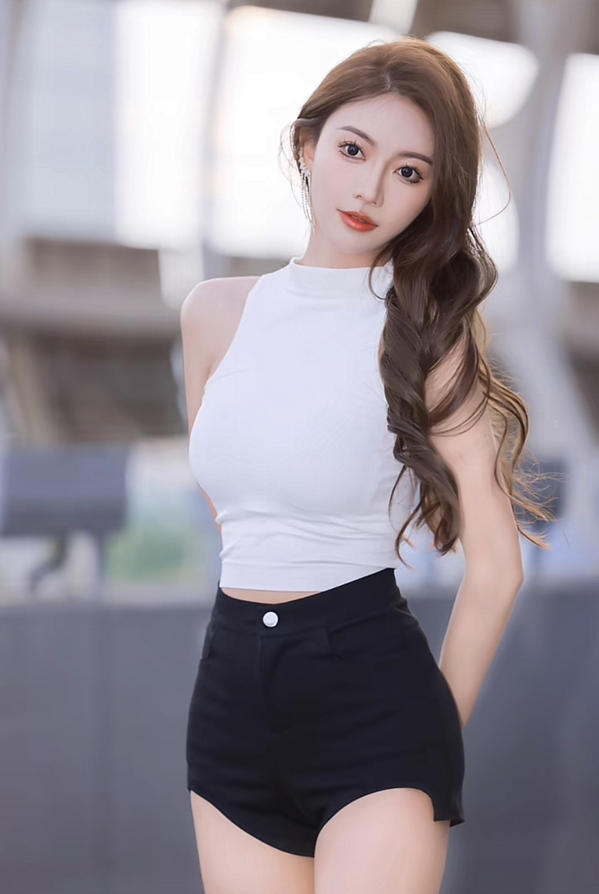 网红美女车模  小十七 小十七原名李诗琪,1997年生,福建福州人,身高