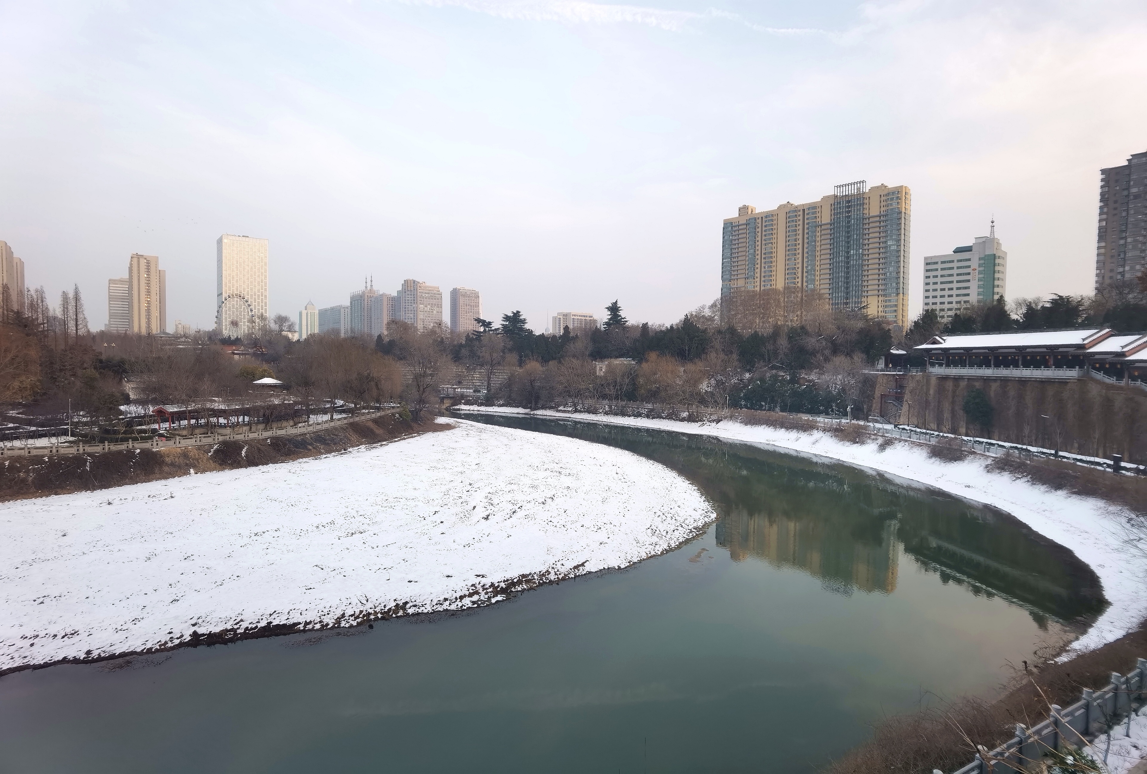 美丽的月亮湾,美丽和蓝月亮