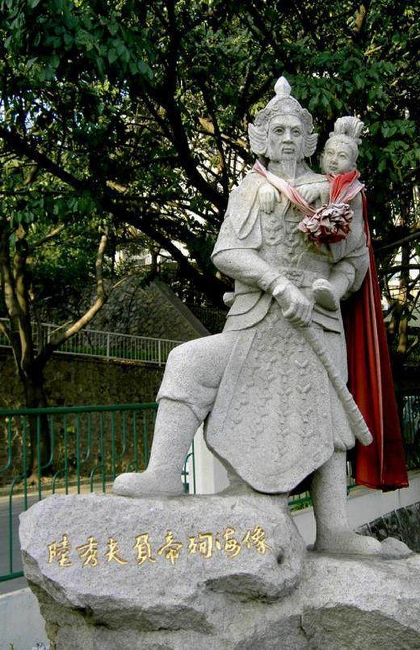 1279年,崖山海战爆发,眼见大势已去的陆秀夫哭着说:"陛下,国事一败涂