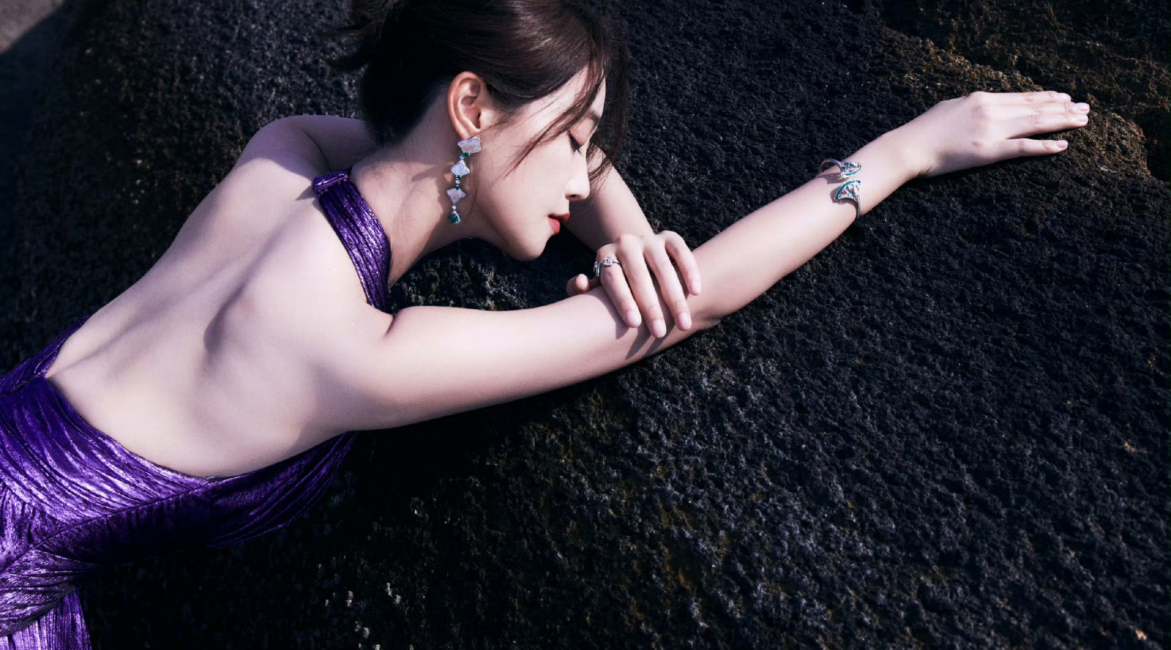 美图鉴赏|蓝盈莹  蓝盈莹海边写真集,柔美的光落在紫色的裙摆,映衬