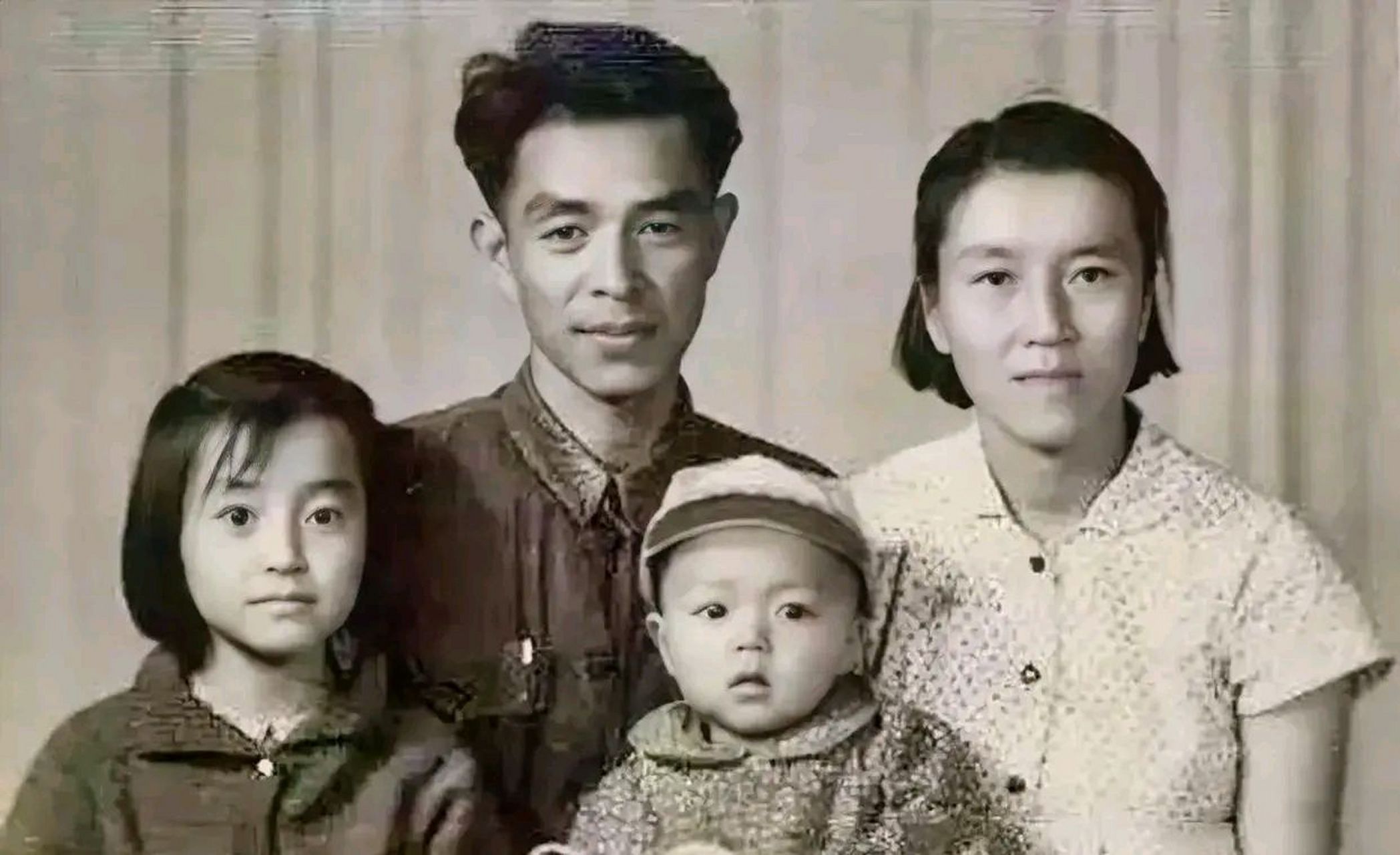 1964年,褚时健与家人的全家福照片,镜头中还有他的妻子马静芬,女儿