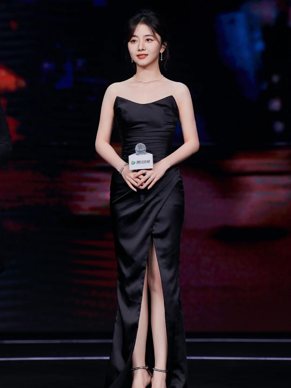 谭松韵好哇塞啊9900 一袭简约贵气的黑色礼服,成熟温婉优雅,又有