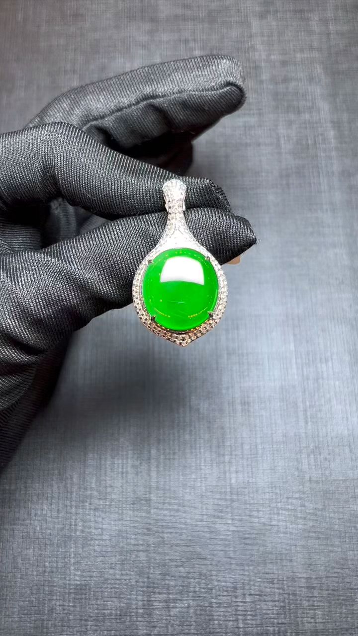 翡翠蛋面吊坠,晶莹剔透