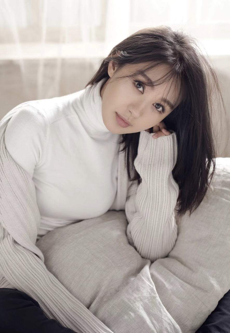 俏皮青春美少女李菲儿高清手机壁纸来喽  迷人的大眼睛,眼神现在越来