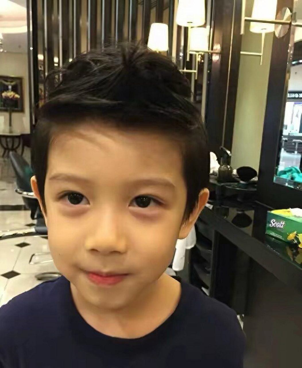 跨年创作挑战赛# 胡静的儿子也太会遗传了,五官精致,十分帅气.