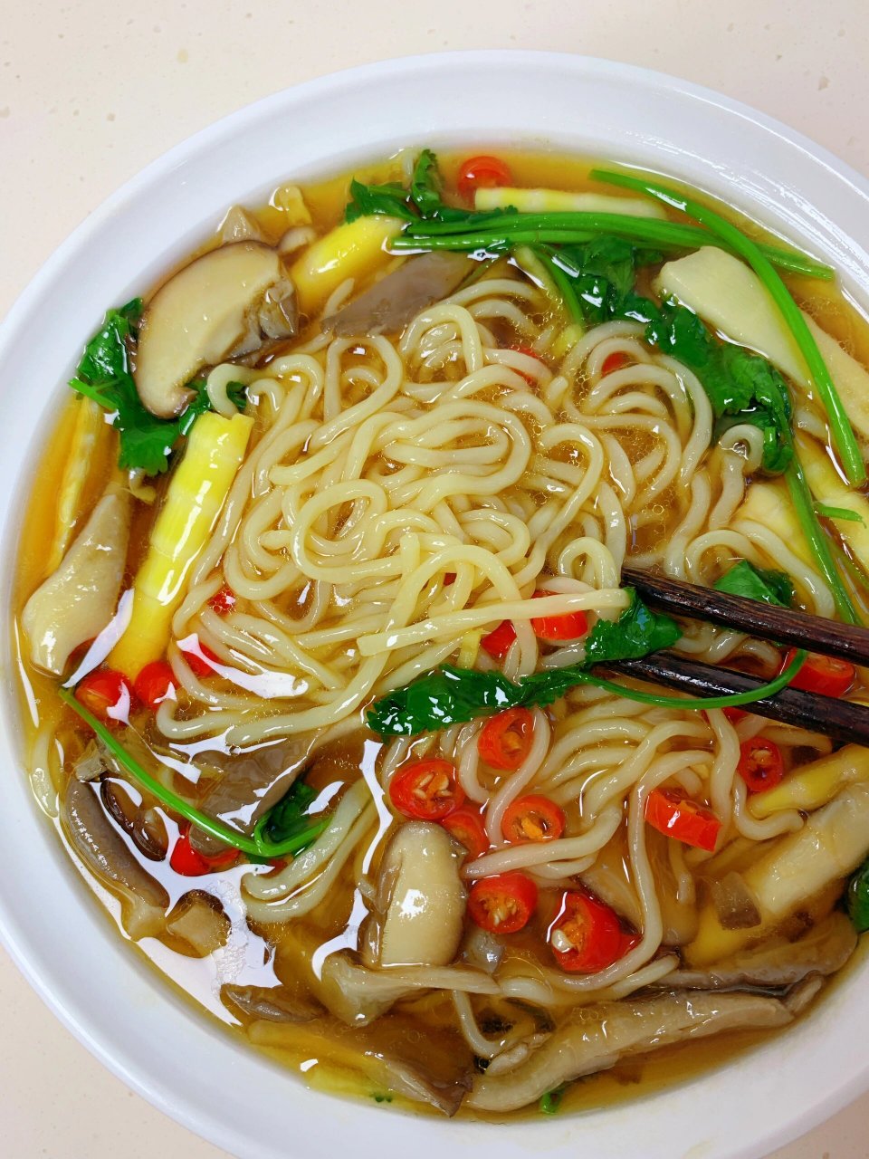 今天吃菌菇笋汤面 汤太鲜了,面条好入味, 冬天来一碗暖暖的太满足了吧