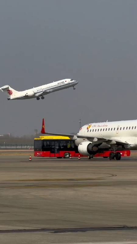 国产飞机arj21700起飞姿态完美国产飞机arj21起飞