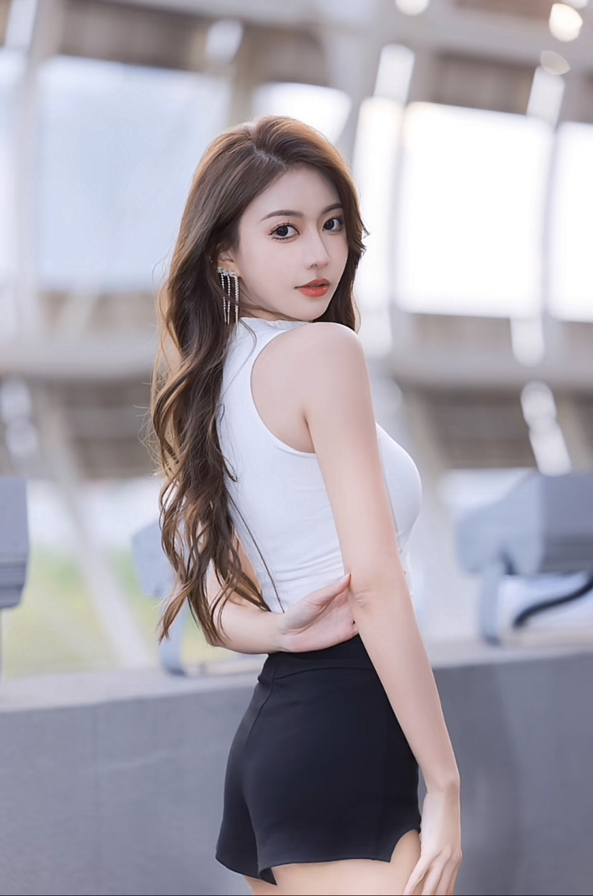 小十七 小十七原名李诗琪,1997年生,福建福州人,身高