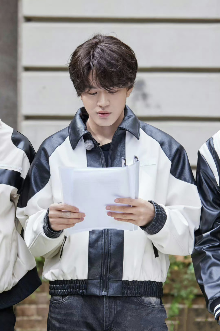 名侦探学院第七季新一期剧照,石凯皮衣 破洞牛仔裤前来报到,少年感