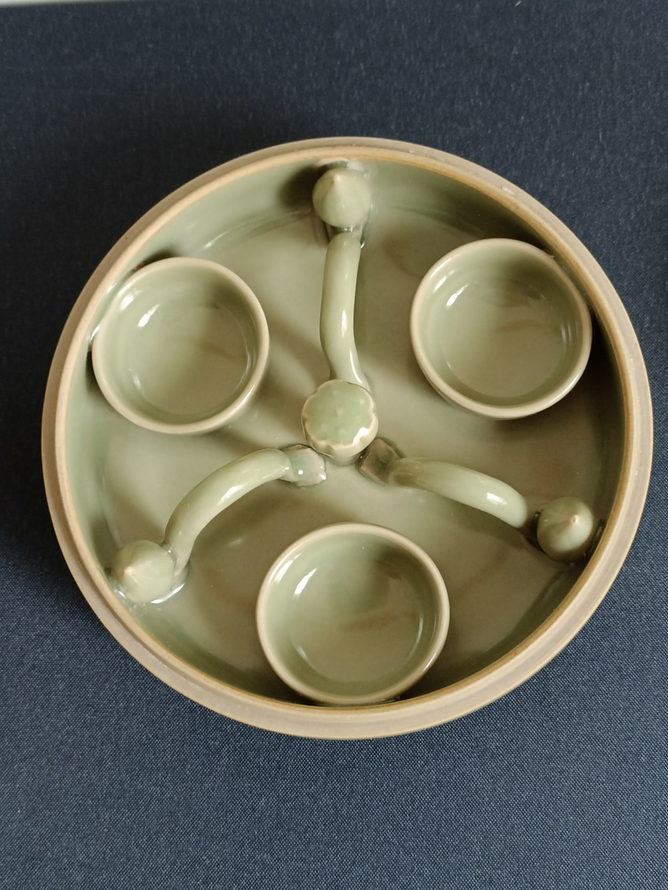 宋代越窑秘色瓷粉盒, 精工细作珍品评.