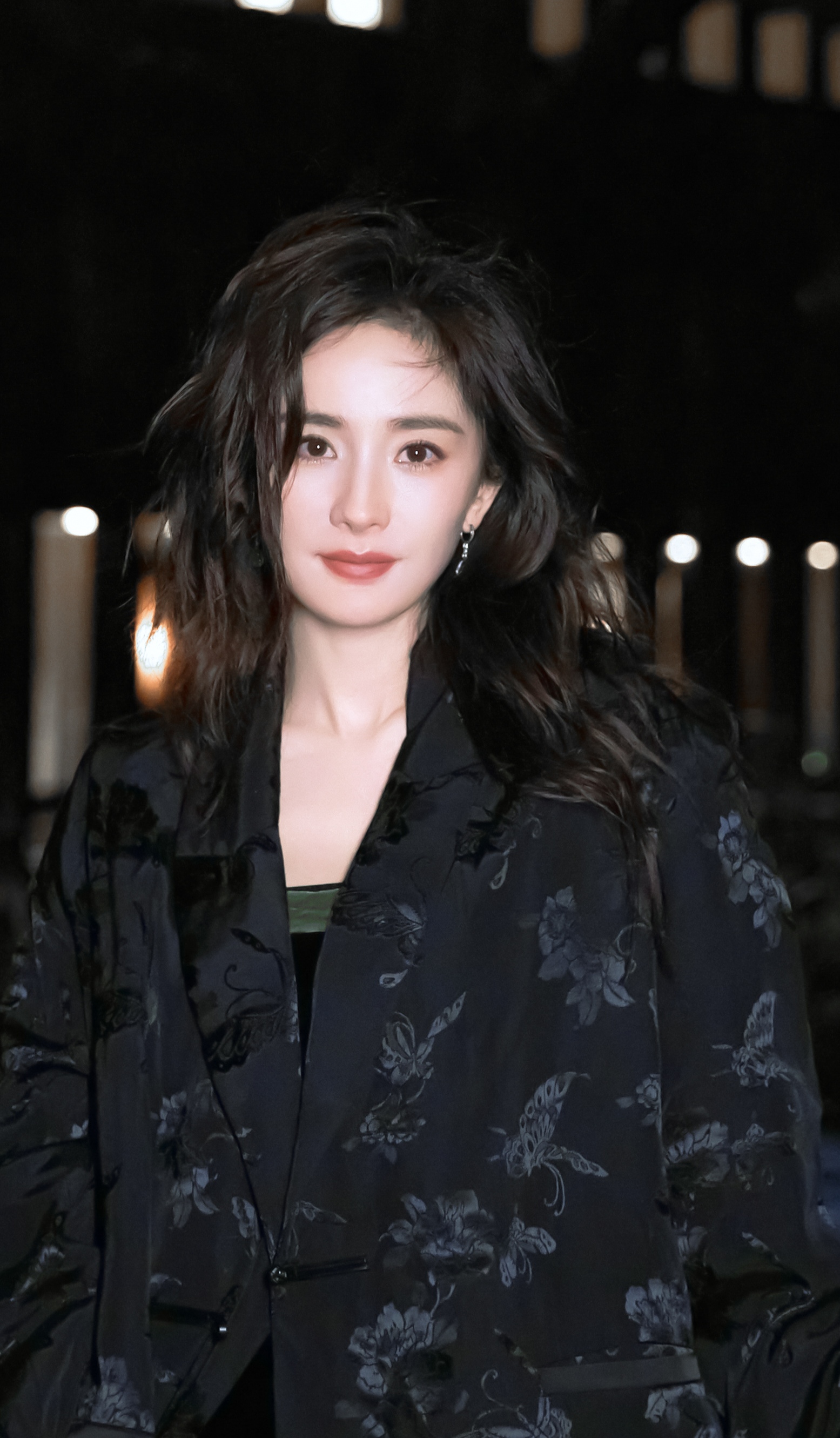 杨幂腊八节一身黑色提花新中式穿搭,优雅大方有气质