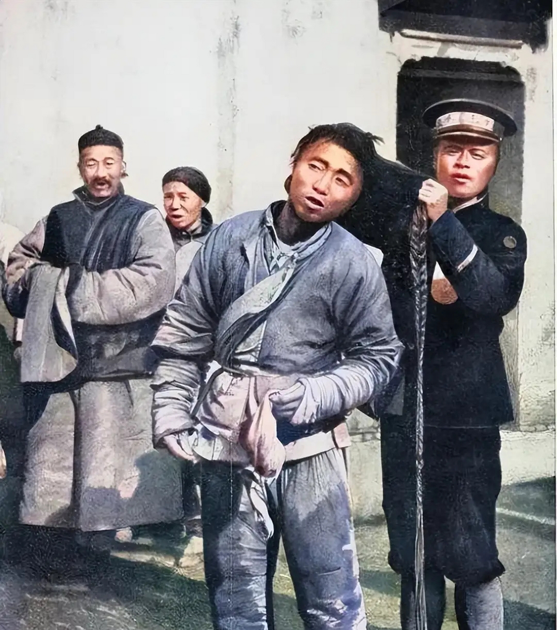 民国初期,一位正在剪辫子的男子和一名警察的合影,照片中这位男子穿着