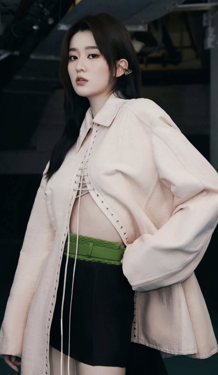 女人味十足的乔欣 高清手机壁纸来喽  从欢乐颂开始,喜欢带眼镜她,有