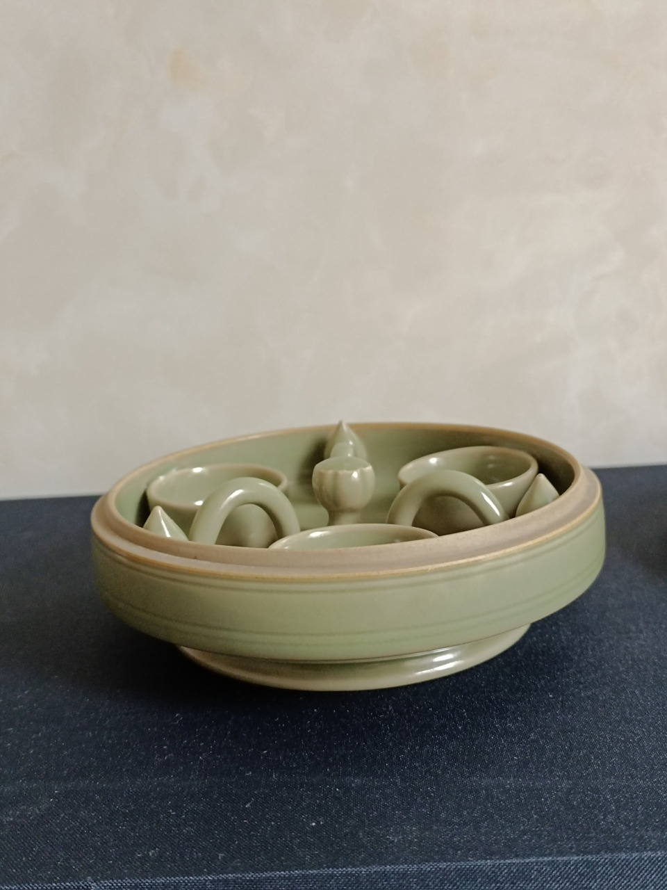 宋代越窑秘色瓷粉盒, 精工细作珍品评.