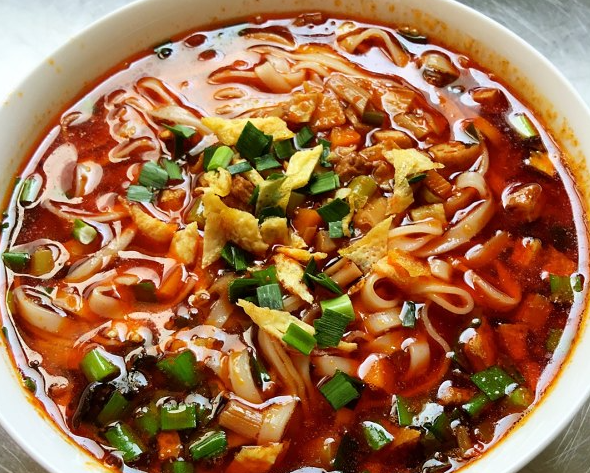 陕西农村臊子面家常做法,汤色红亮,看着就特别有食欲