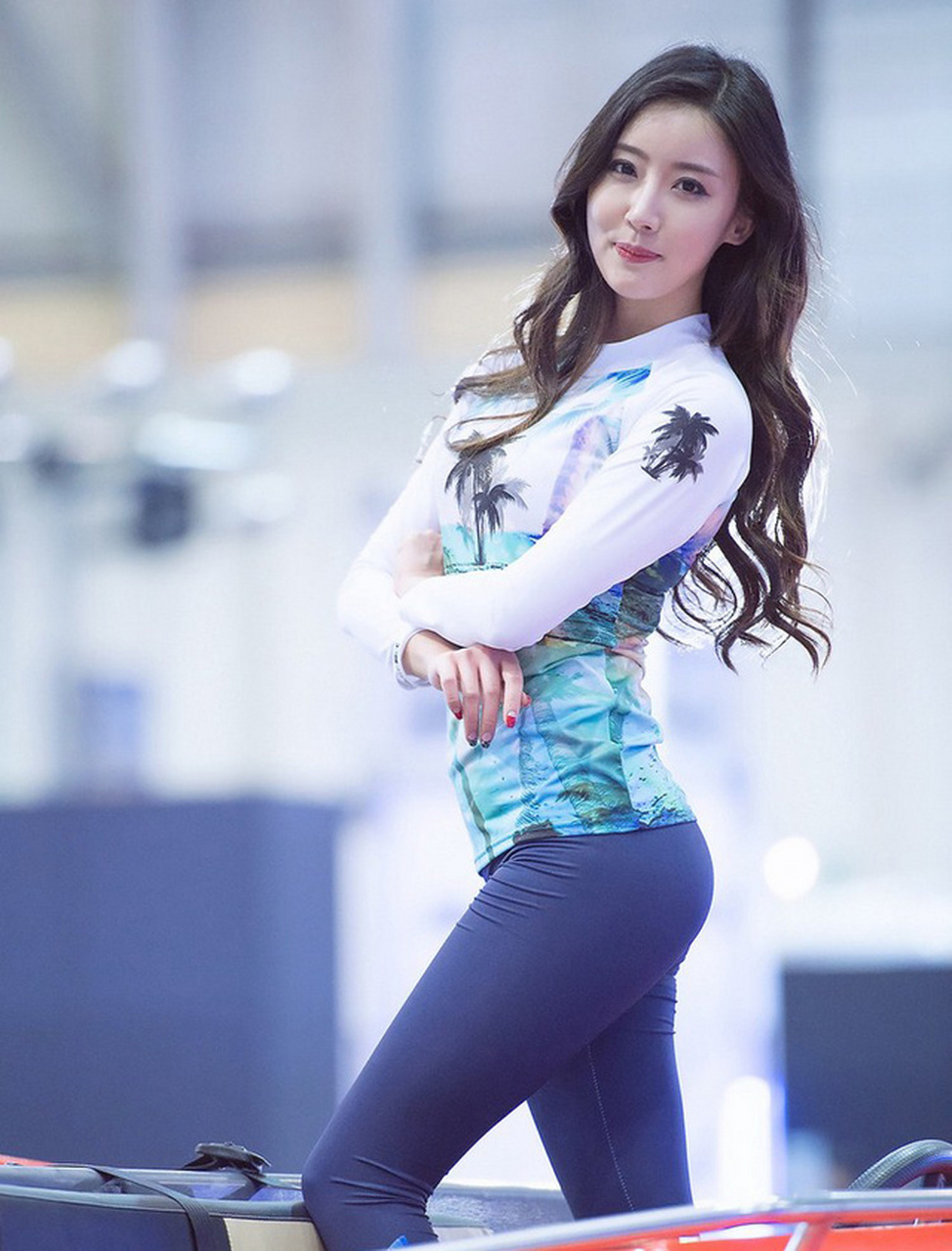 身材苗条的韩国模特明艳动人