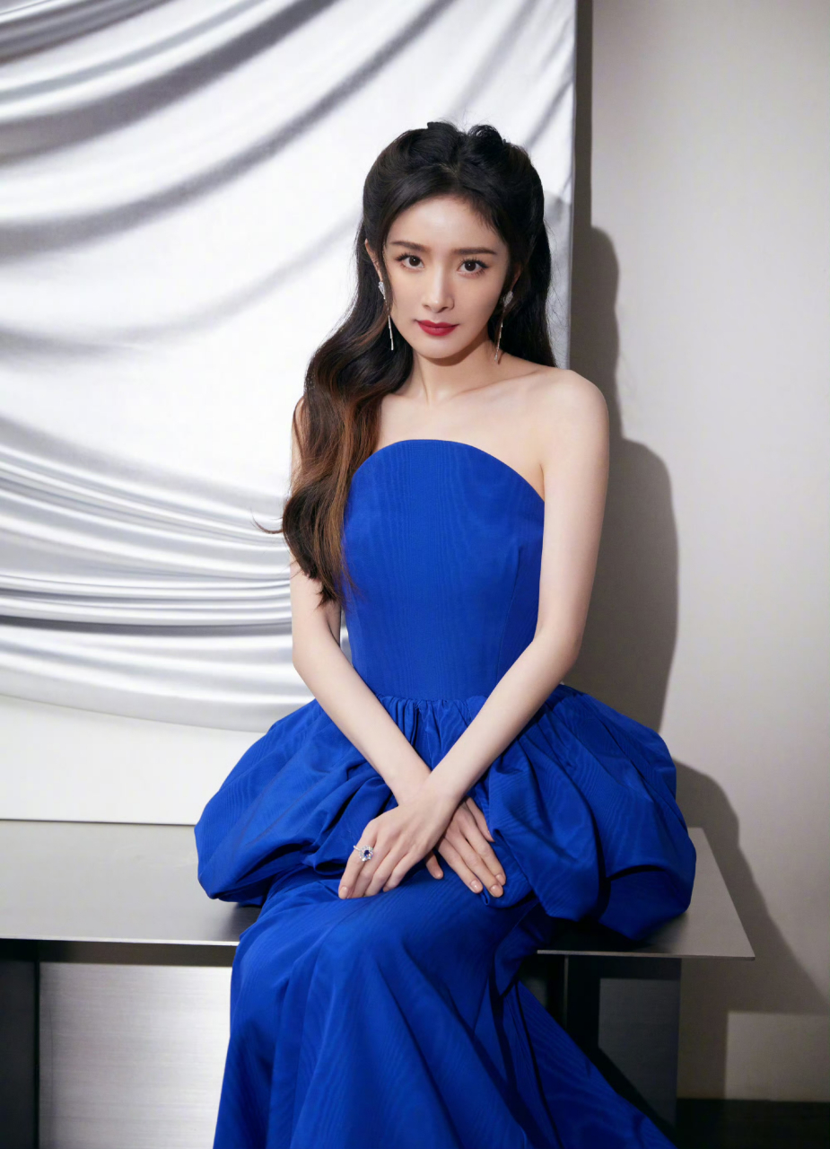 杨幂～蓝色礼服也很配啊[大笑]