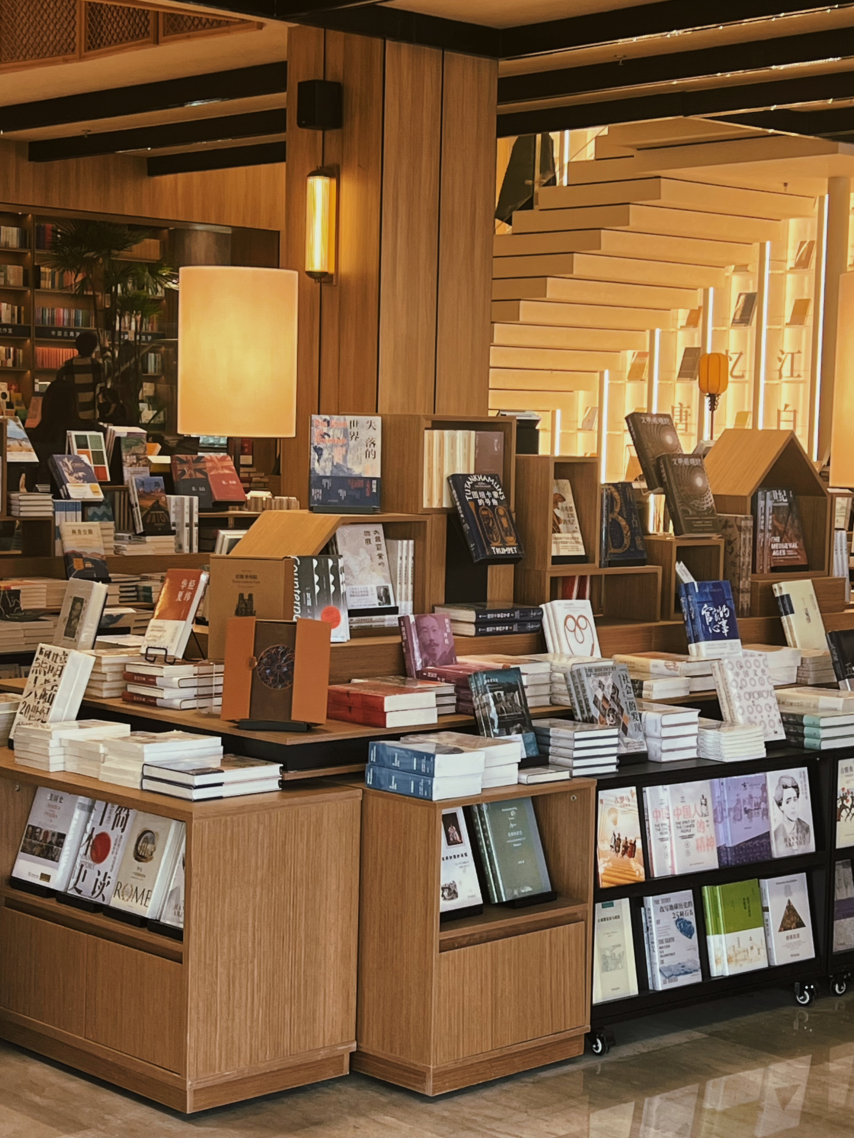 杭州历史最悠久的解放路新华书店焕然一新,重新回到大众的视野,在过去