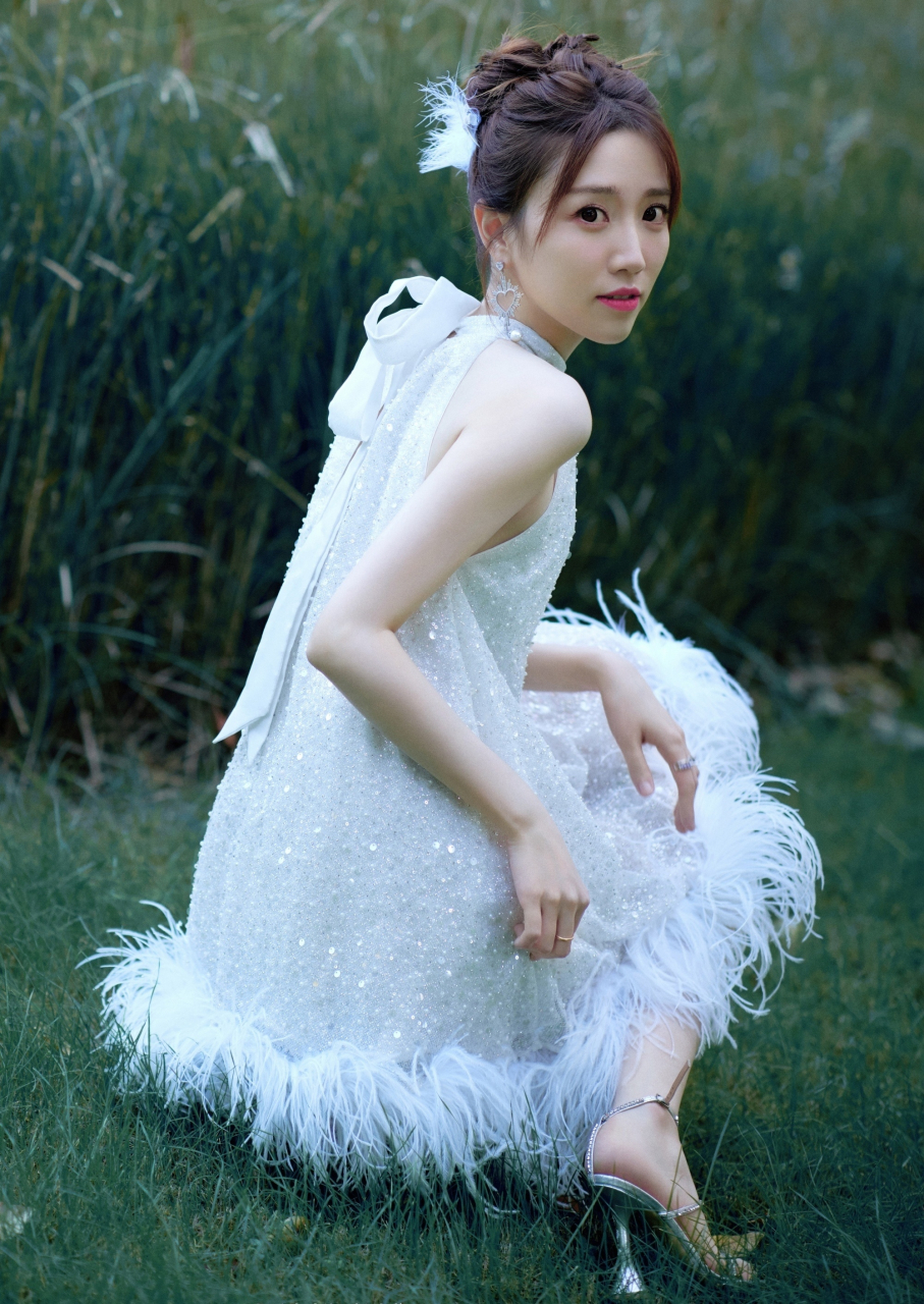 张纯烨的身材就是我心中的完美结合,修长的美腿和纤细的小蛮腰搭配