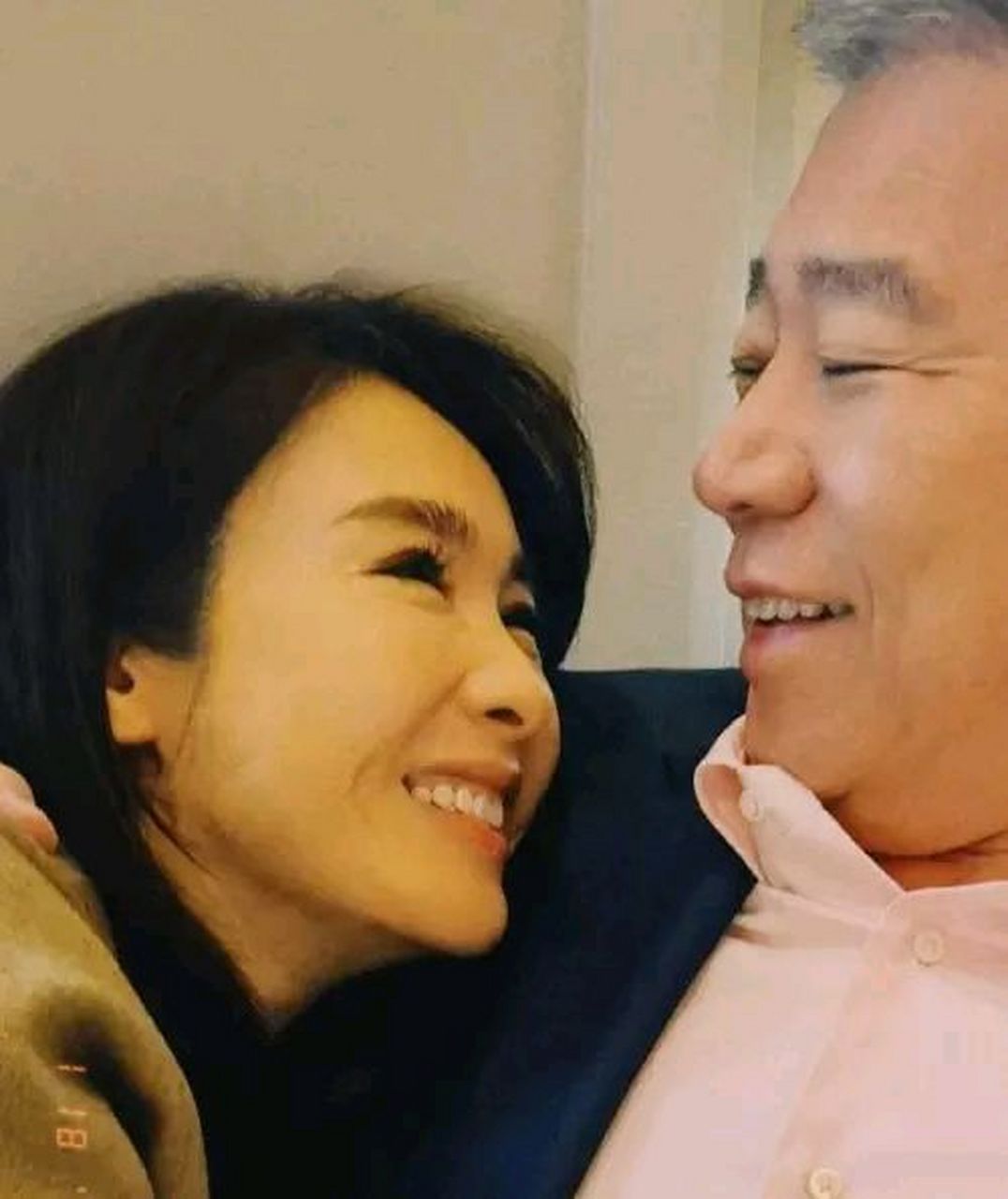 黎姿和大15岁的老公马廷强结婚15周年了.