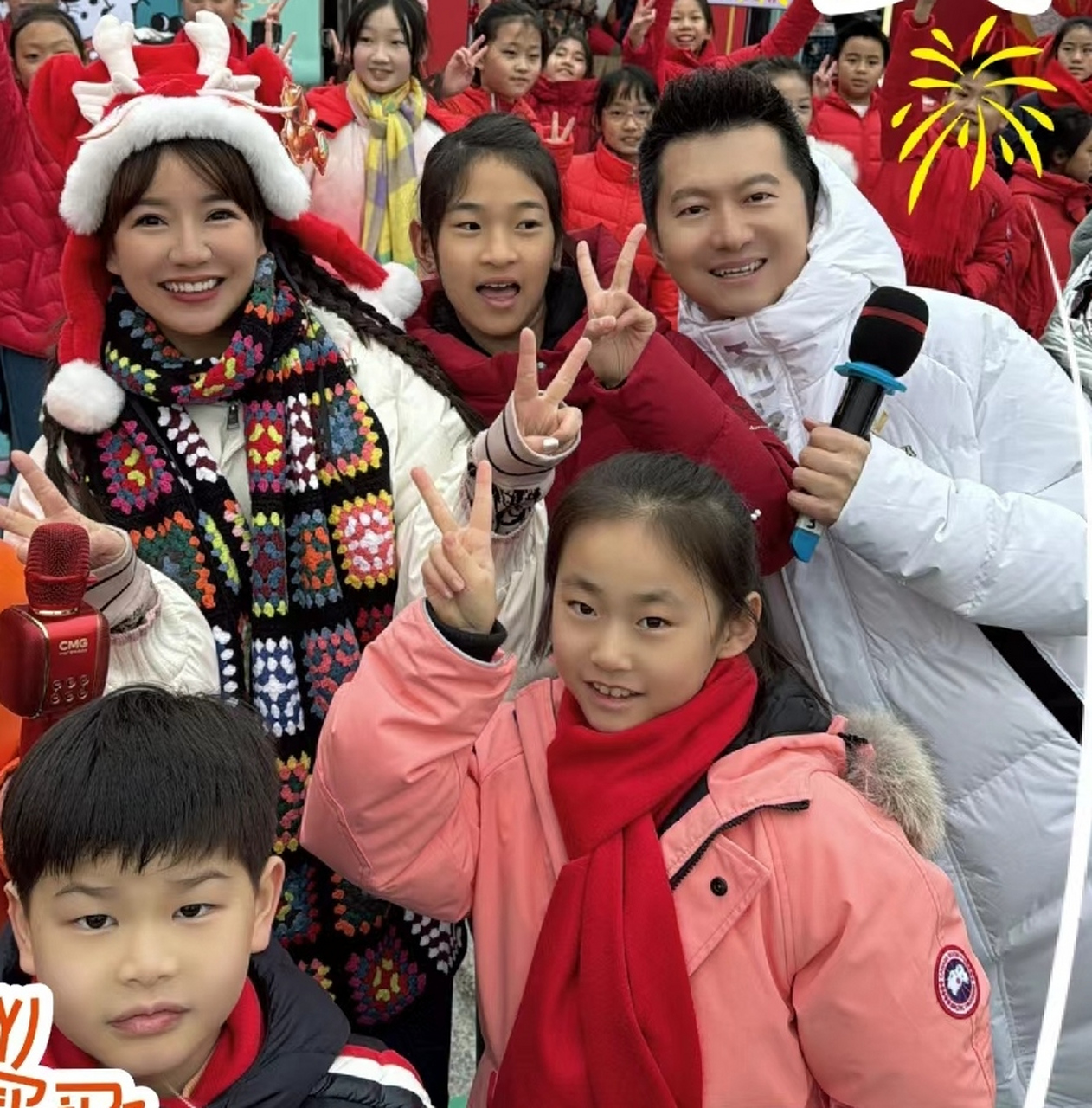 主持人红果果绿泡泡在户外录制新年节目,和小朋友们一起出镜年味十足!