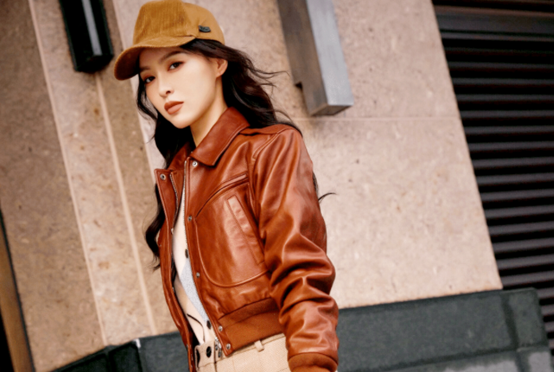 唐嫣的最新穿搭融合了皮衣,香蕉裤和平底鞋等元素,展现时尚与洋气的