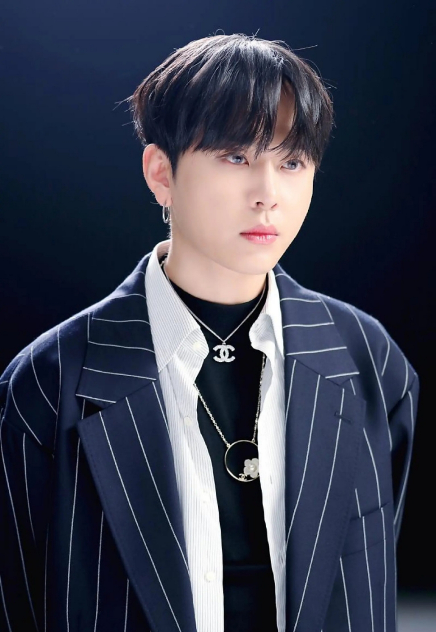 韩国艺人金泫雅发布了一张与前highlight组合成员龙俊亨的亲密牵手