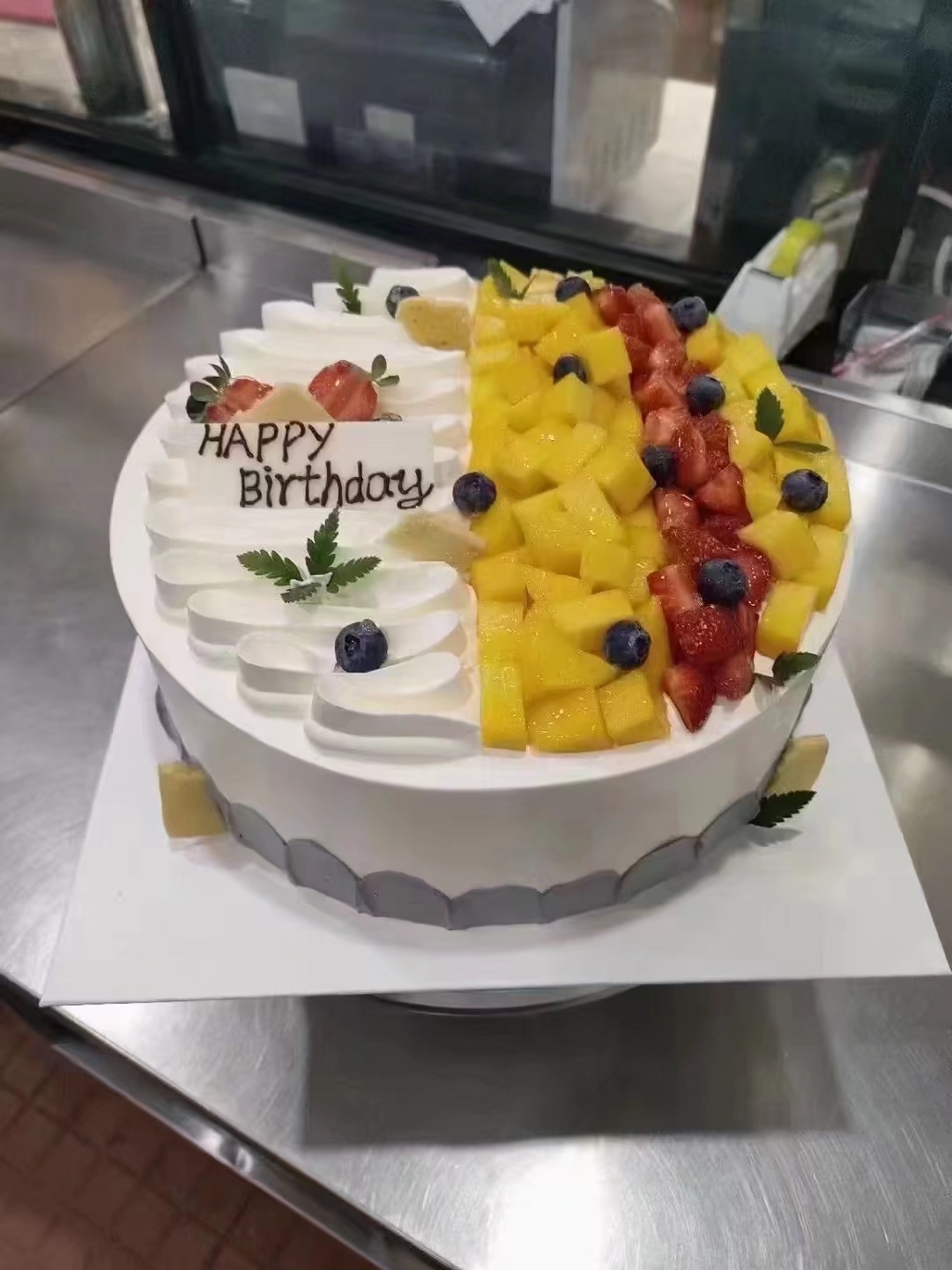 微笑是倾听风吹过麦田的声音,微笑是细雨洒在花瓣上的温柔,微笑表达了