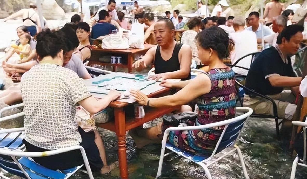 其实面对重庆人爱打麻将有很多原因,由于重庆经济比较发达,再加上城市