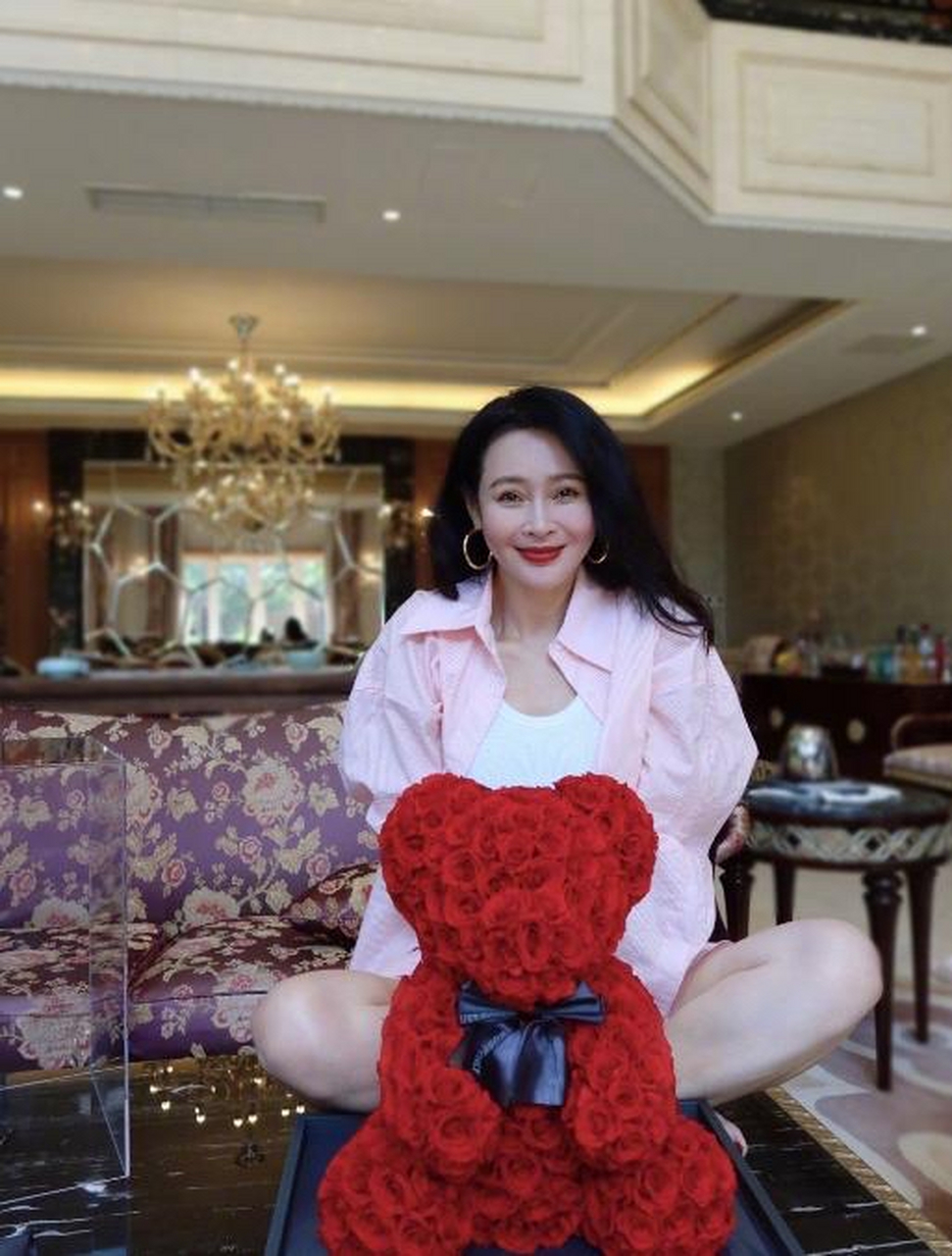 女演员于明加的家,内景豪华且有品位,在寸土寸金的北京,显然是价格不