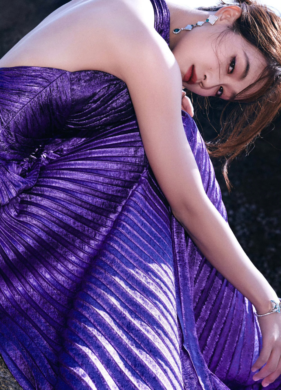 美图鉴赏|蓝盈莹  蓝盈莹海边写真集,柔美的光落在紫色的裙摆,映衬