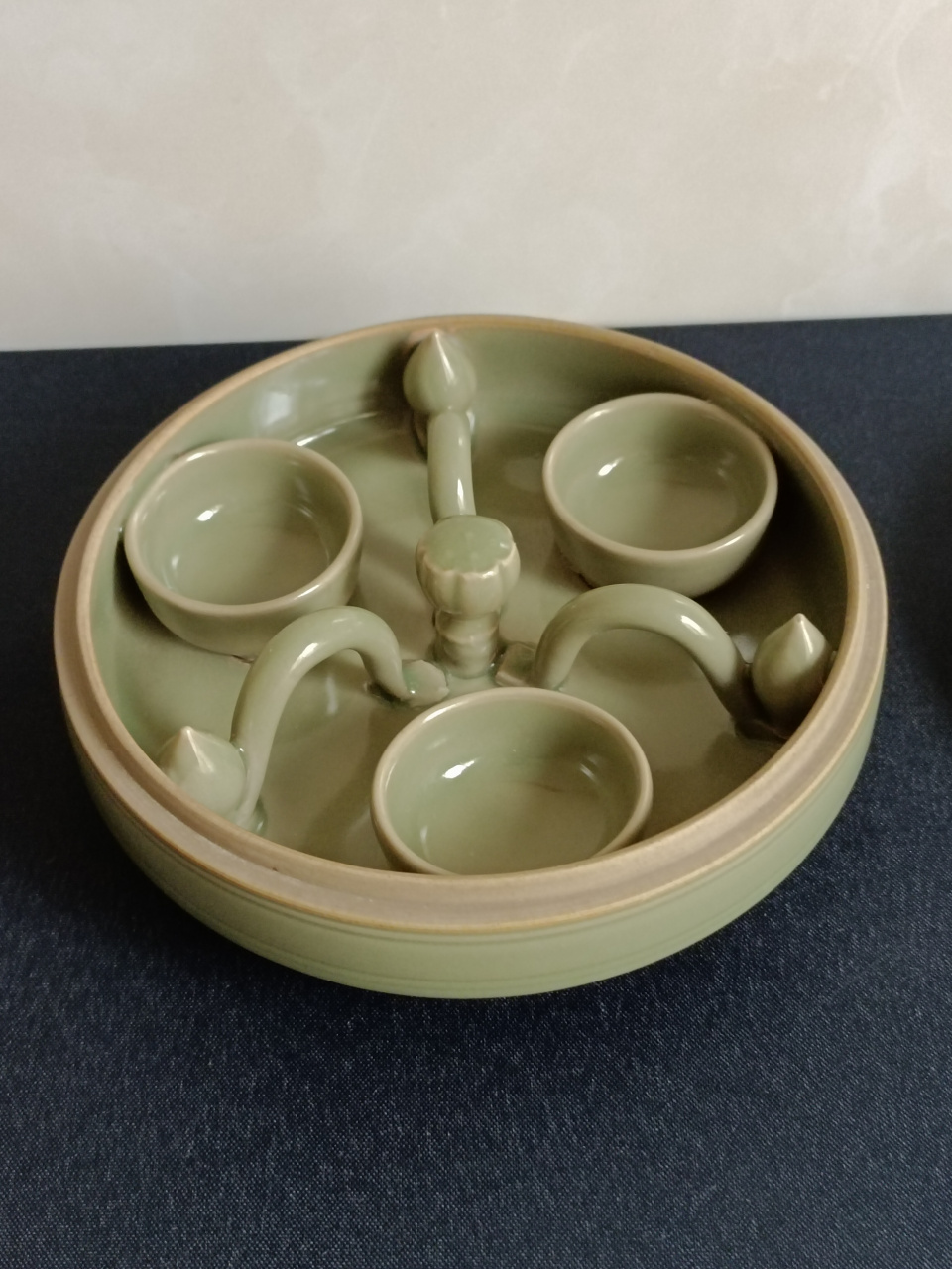 宋代越窑秘色瓷粉盒, 精工细作珍品评.