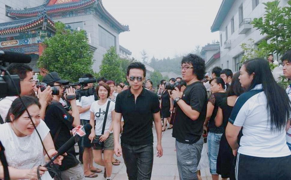 2009年8月,众多明星齐聚北京八宝山上;众人神情庄重,穿着整齐地来送老