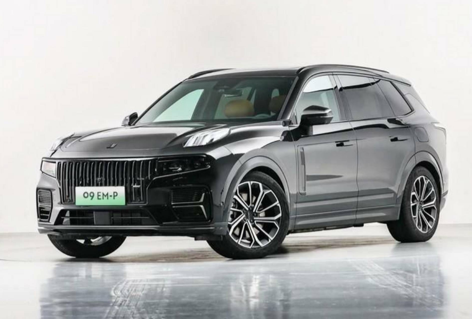 新款领克09em-p是一款中大型混动suv,外观微调,内饰大幅度改动,动力