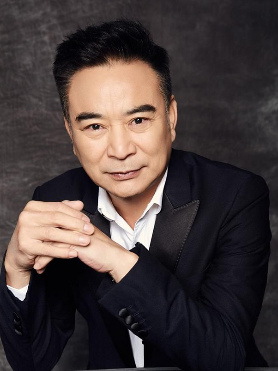 "可是女儿16岁时,岳跃利的表现却令人意外.