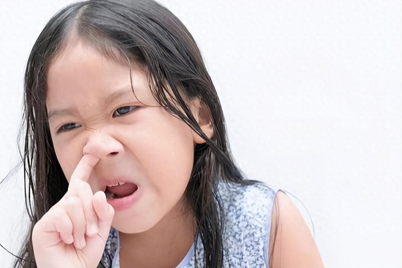 孩子鼻屎又多又干,千万别直接抠,这样处理安全又卫生