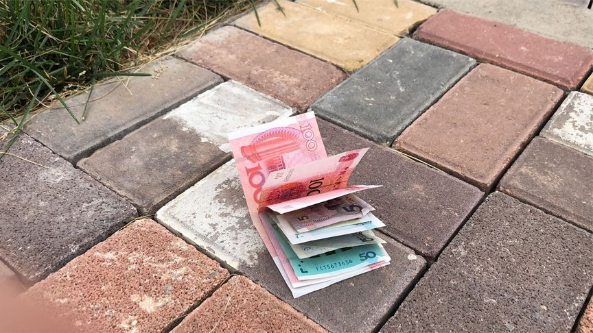地上掉的钱别再乱捡,再多都不要!好多人还不懂怎么回事,快看看