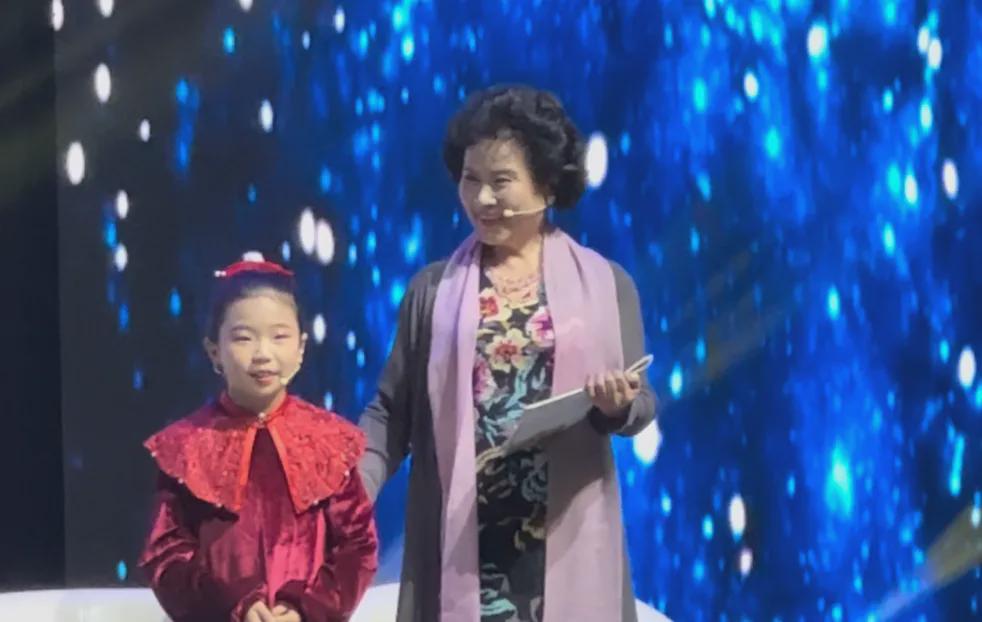 71岁陕西电视台主持人陈爱美:杨凌罕见表演节目,感动现场上千人