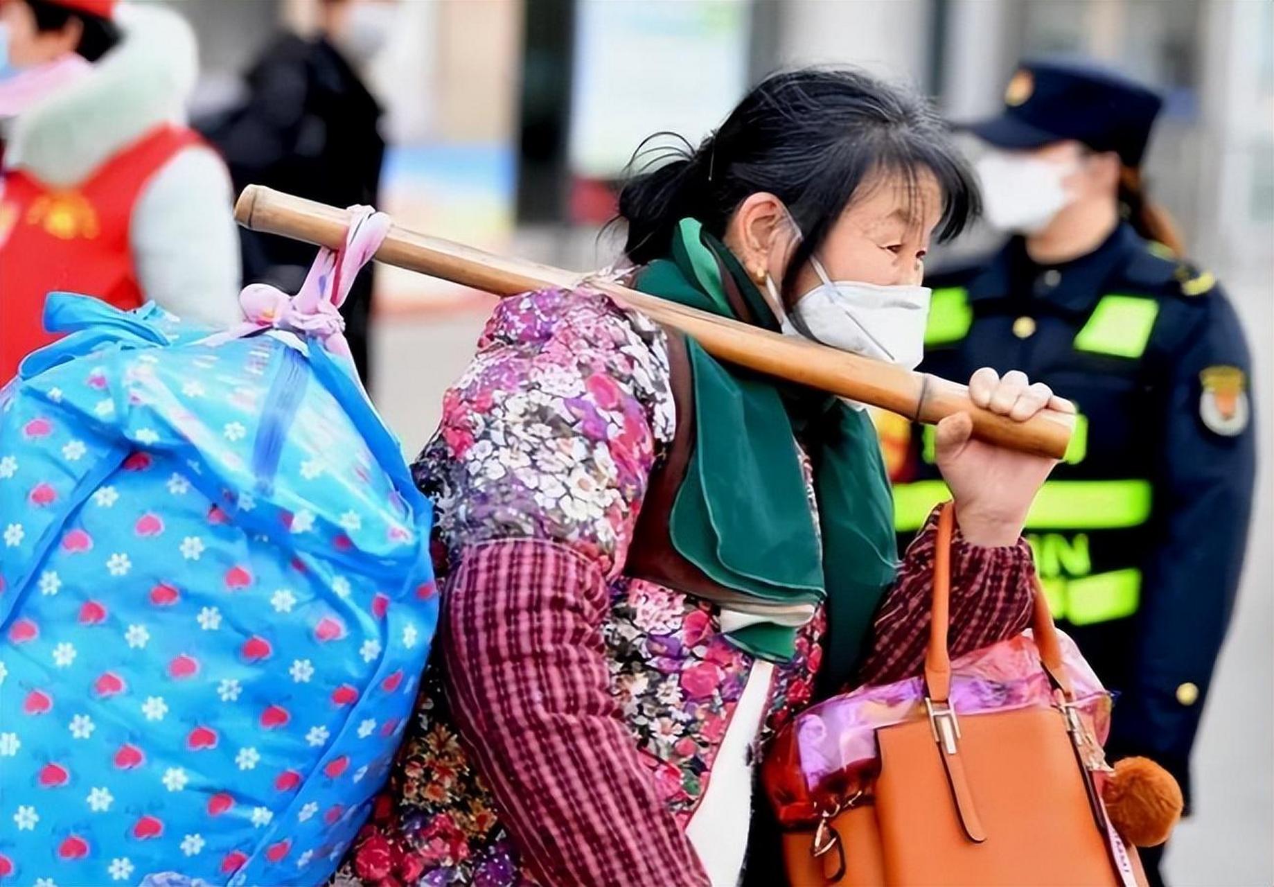 春运热度降低,农民工选择城市过年,折射出深层次的社会问题.