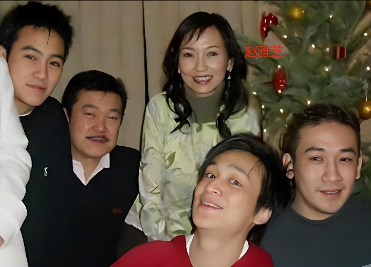 赵雅芝的3个儿子:长子47岁次子44岁,小儿子37岁,个个让她骄傲