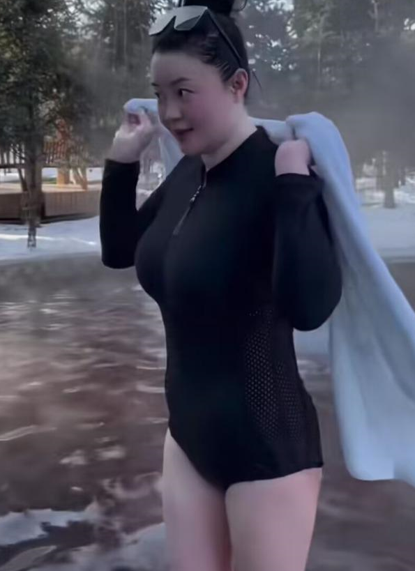 41岁关婷娜穿泳装泡温泉,身材丰腴皮肤白皙,提篮喂食驯鹿