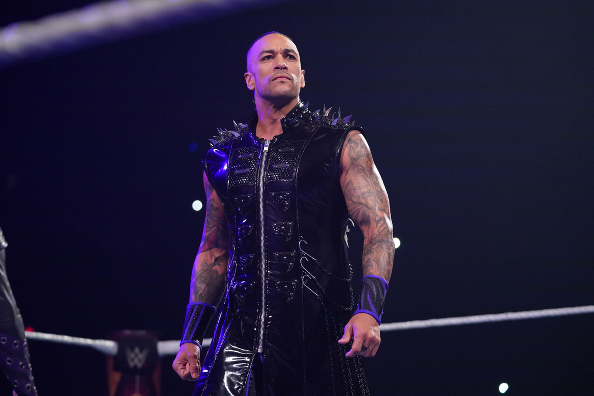 wwe合约公文包先生达米安·普利斯特在擂台上表现抢眼,赛斯·罗林斯因