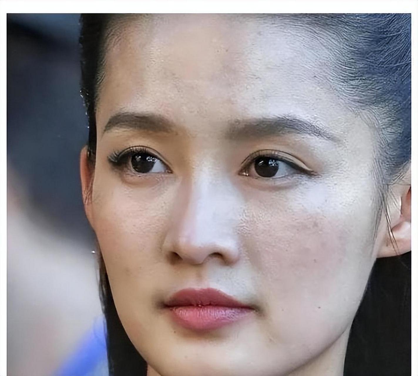 明星素颜和普通人差别大,主要是因为明星注重保养和化妆.